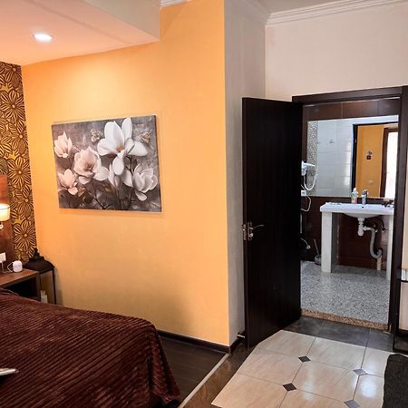 Two Lions Hotel Тбилиси Экстерьер фото