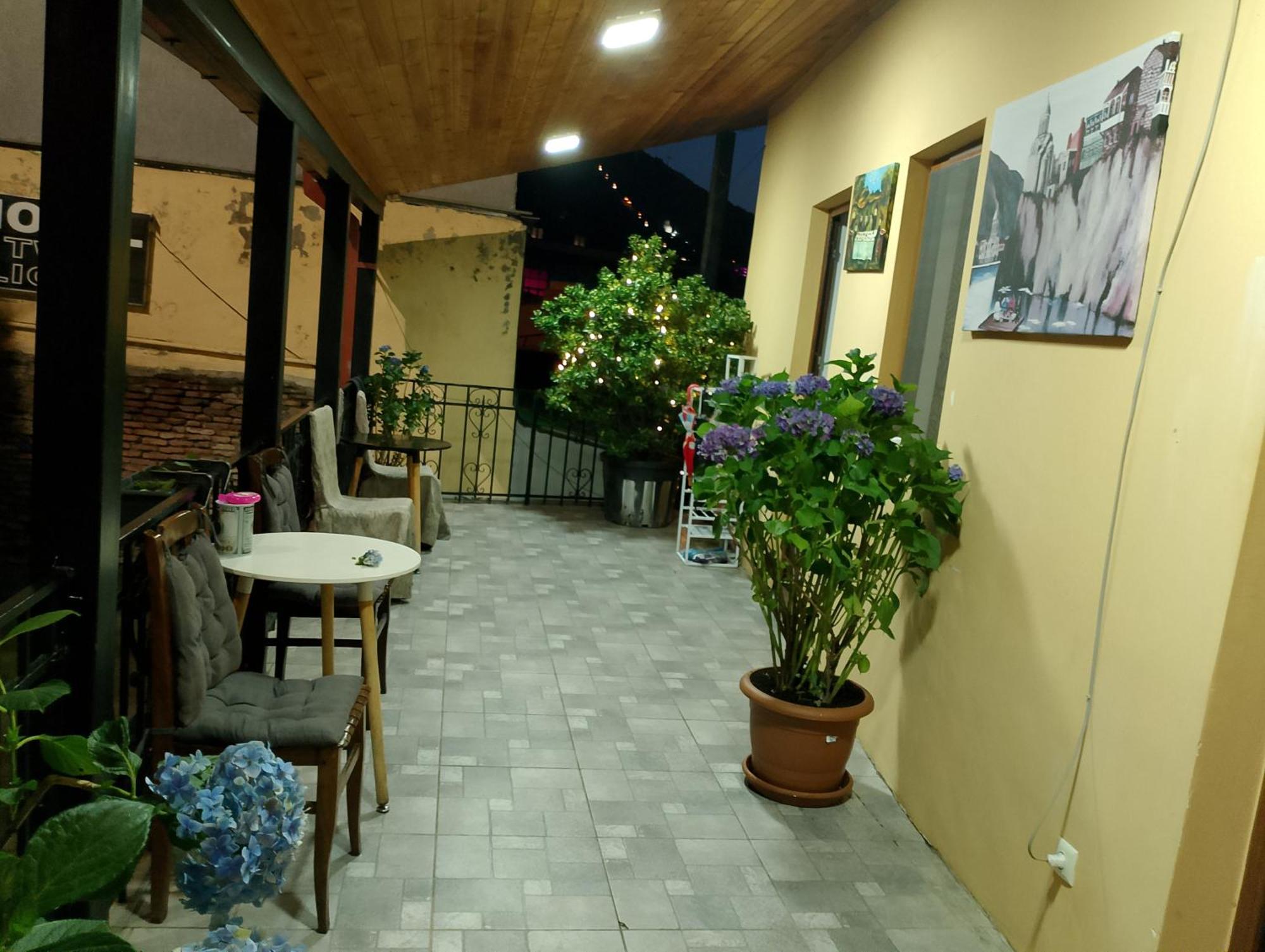 Two Lions Hotel Тбилиси Экстерьер фото