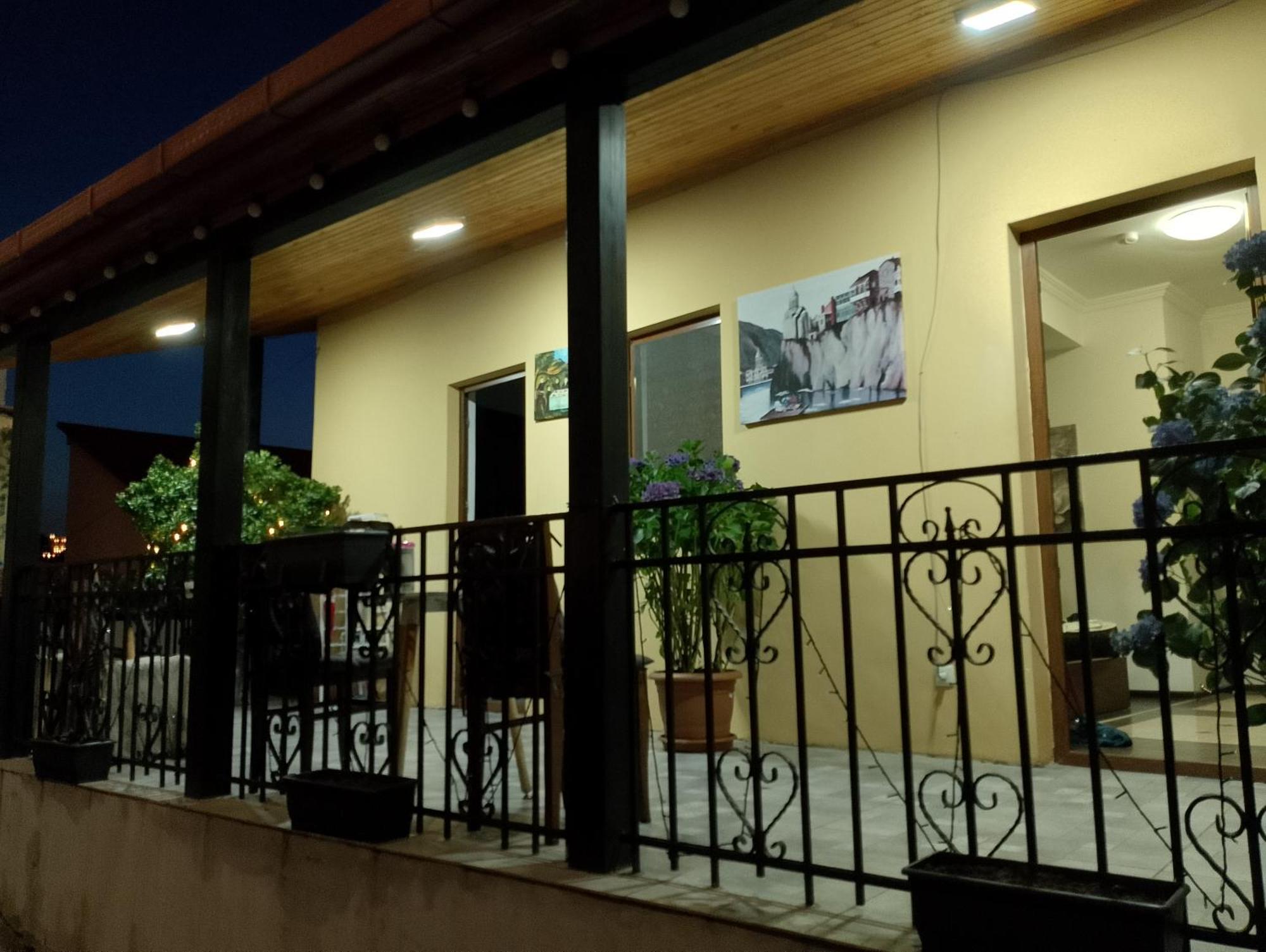 Two Lions Hotel Тбилиси Экстерьер фото