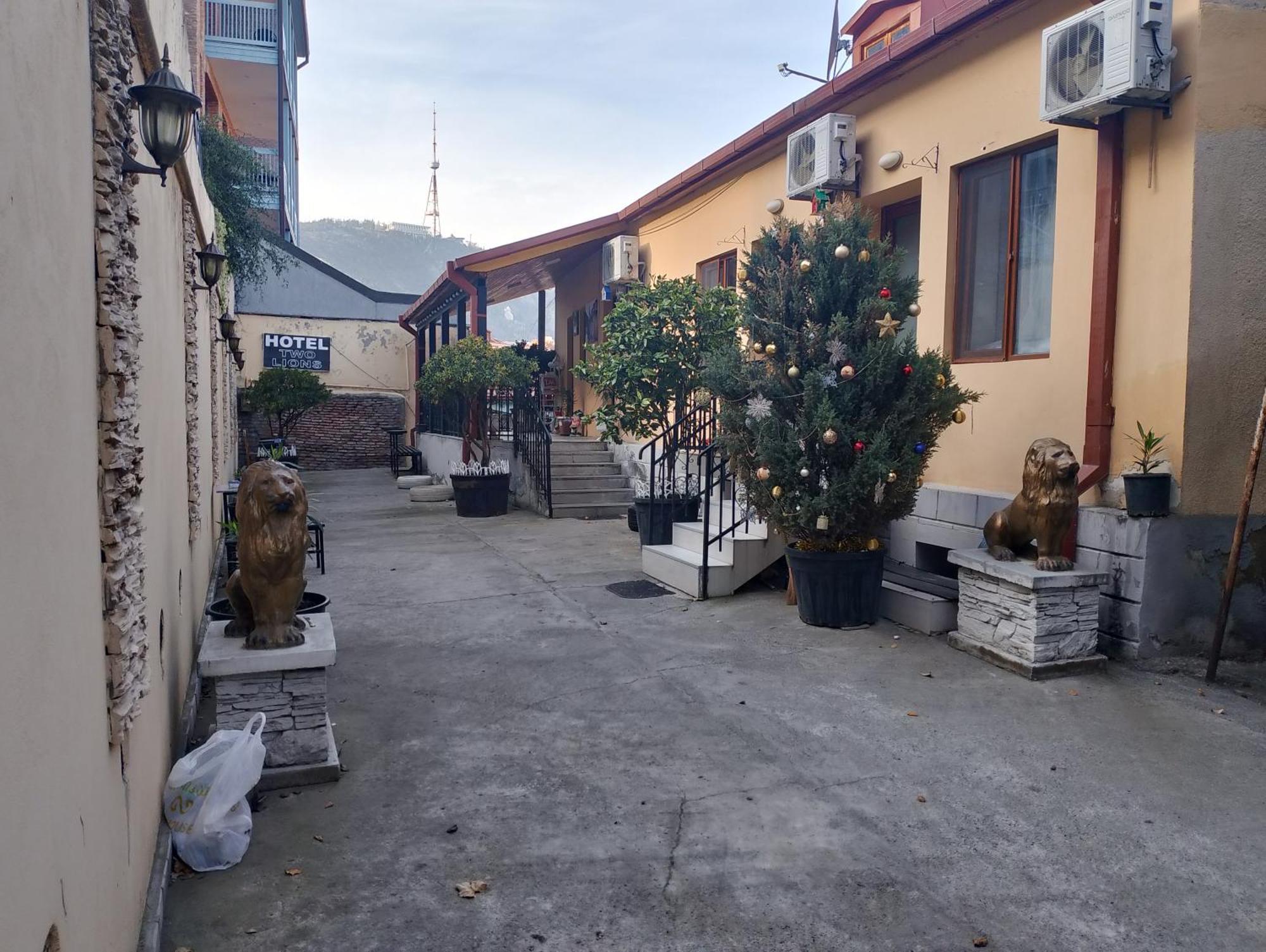 Two Lions Hotel Тбилиси Экстерьер фото