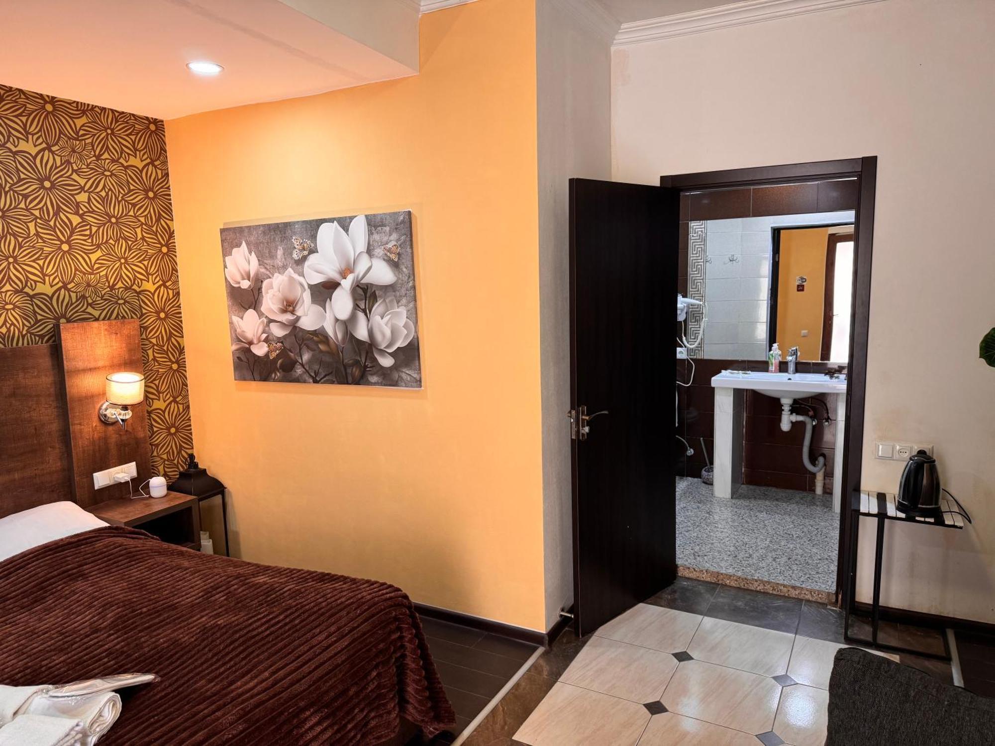 Two Lions Hotel Тбилиси Экстерьер фото