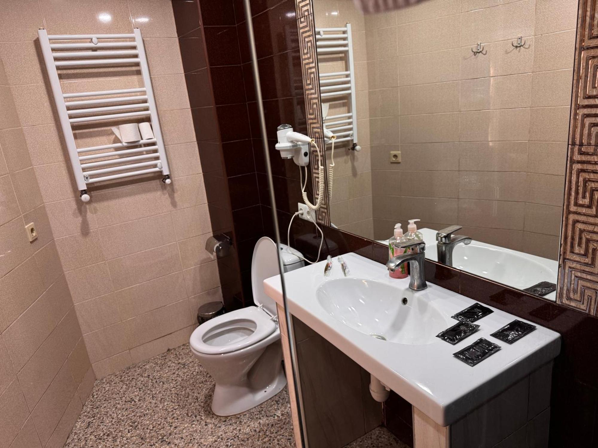 Two Lions Hotel Тбилиси Экстерьер фото