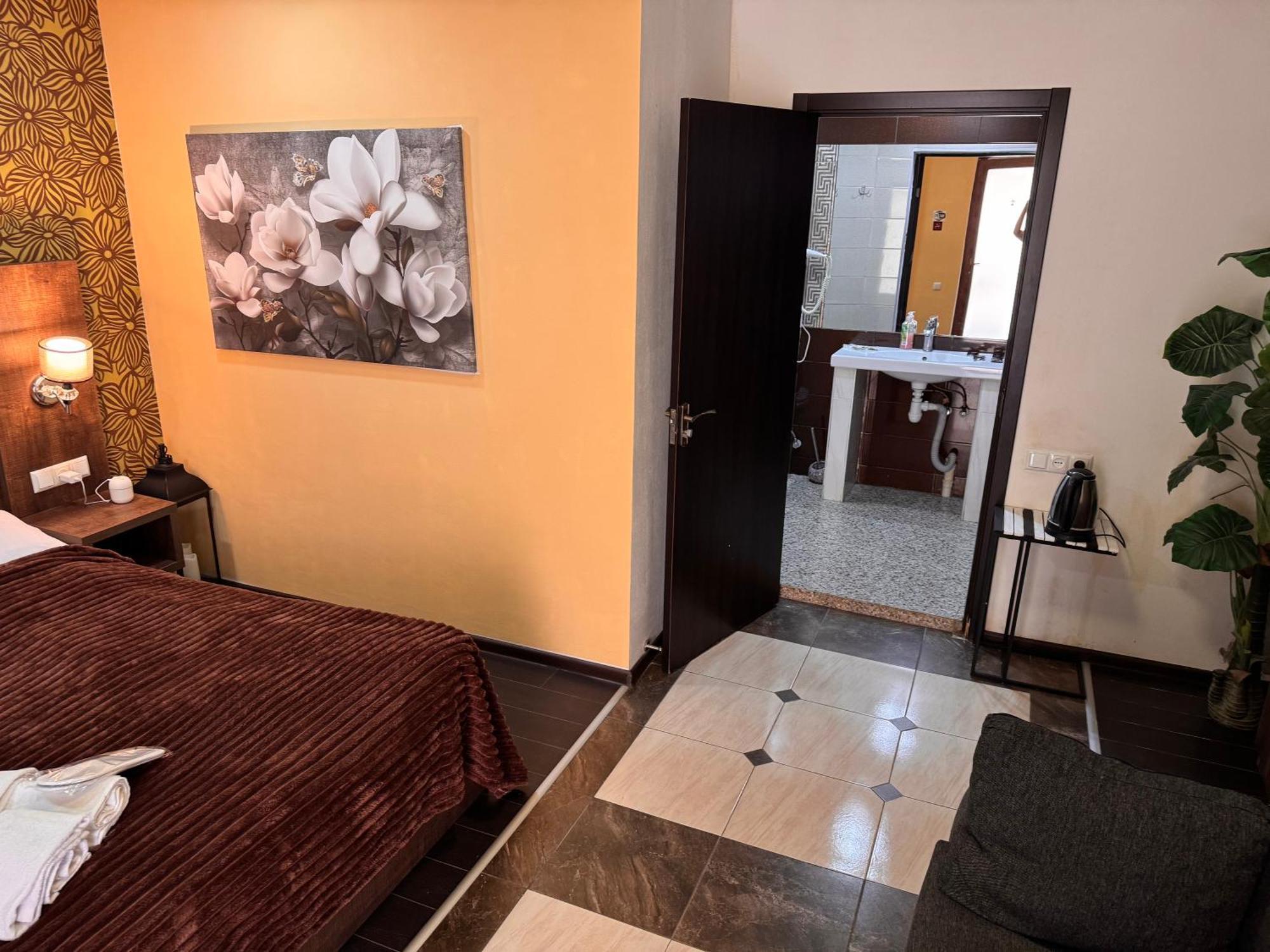 Two Lions Hotel Тбилиси Экстерьер фото