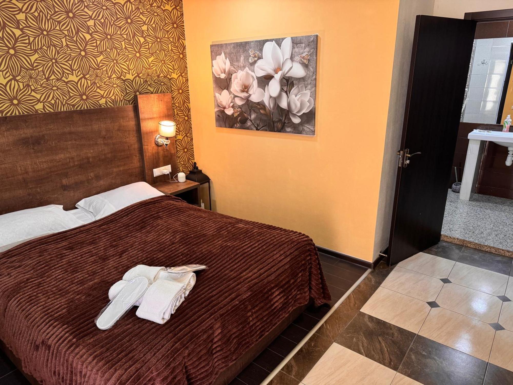 Two Lions Hotel Тбилиси Экстерьер фото