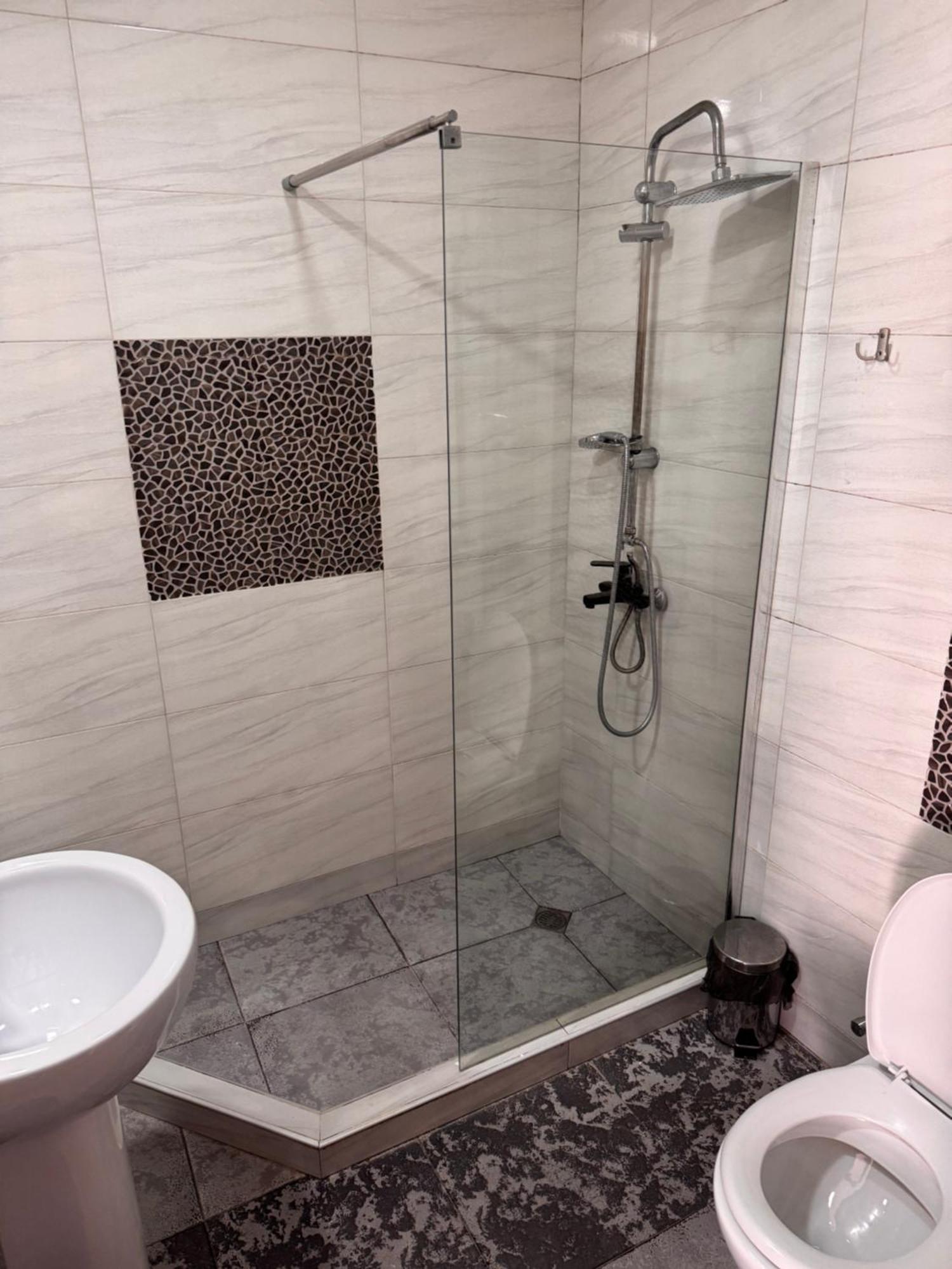 Two Lions Hotel Тбилиси Экстерьер фото