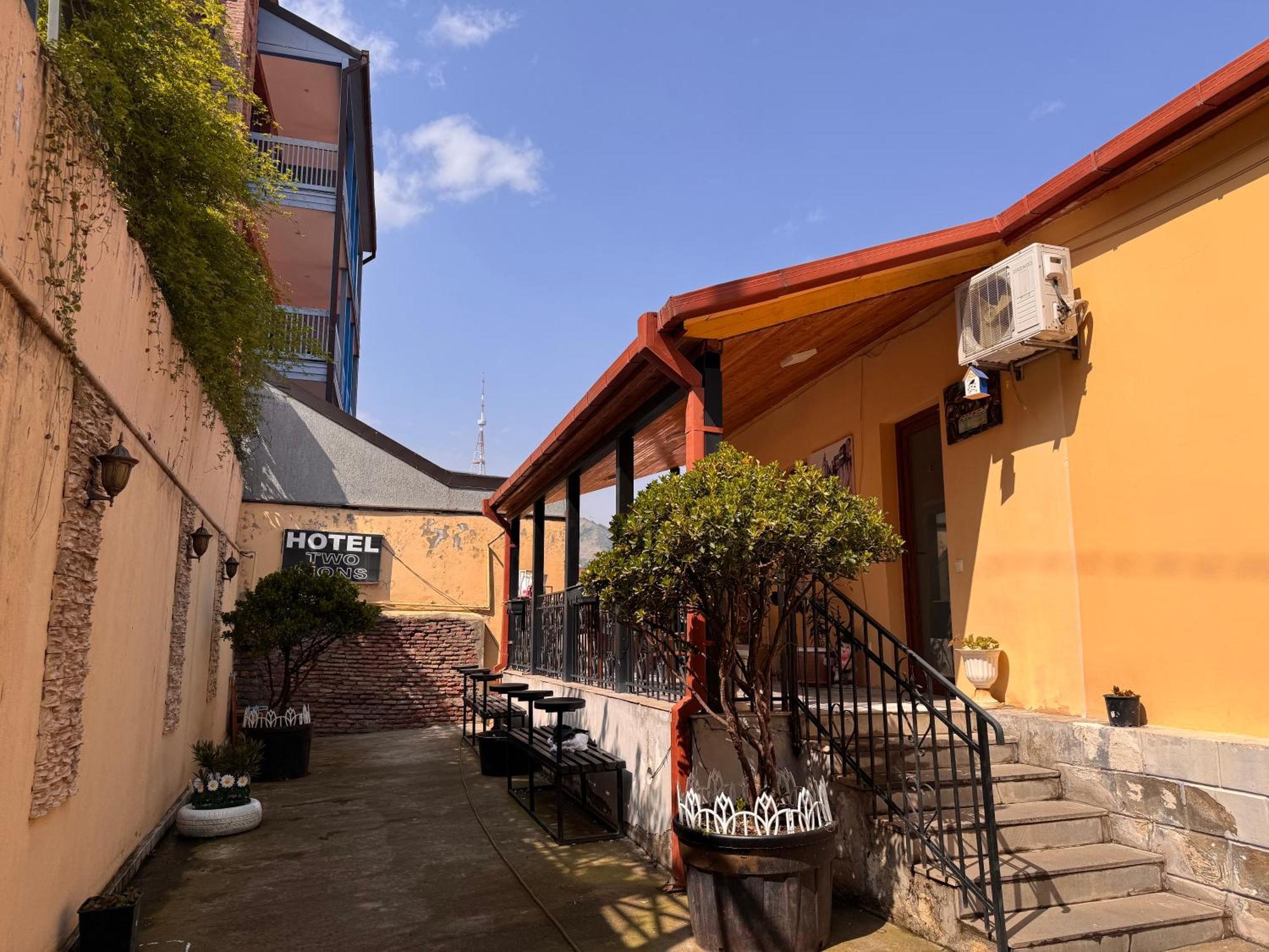 Two Lions Hotel Тбилиси Экстерьер фото