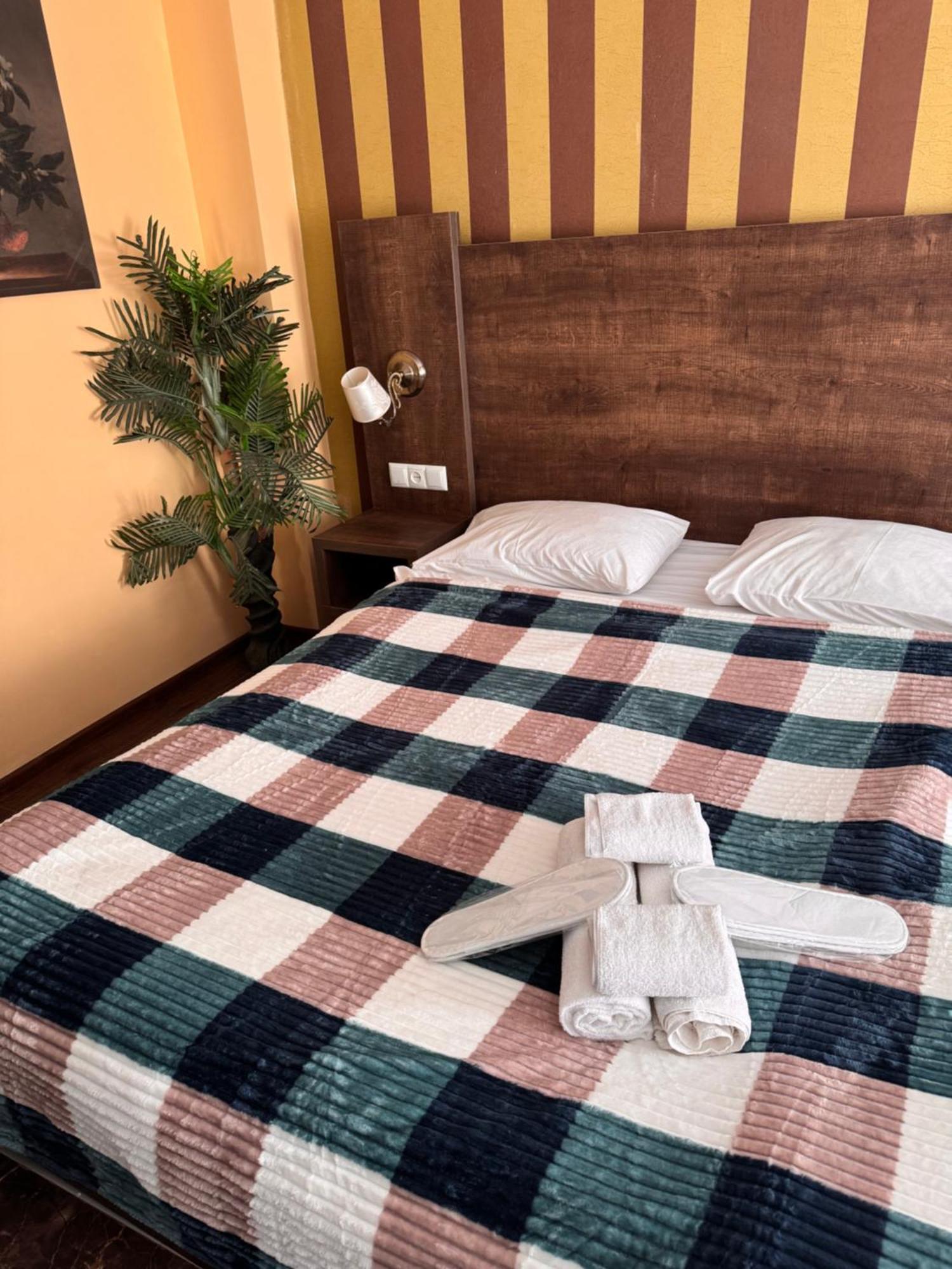 Two Lions Hotel Тбилиси Экстерьер фото
