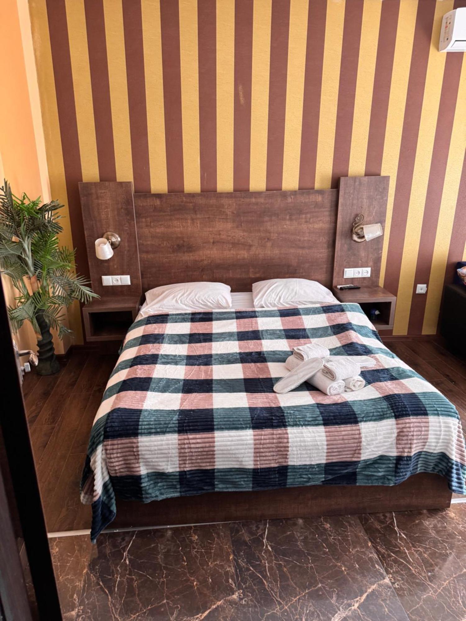 Two Lions Hotel Тбилиси Экстерьер фото