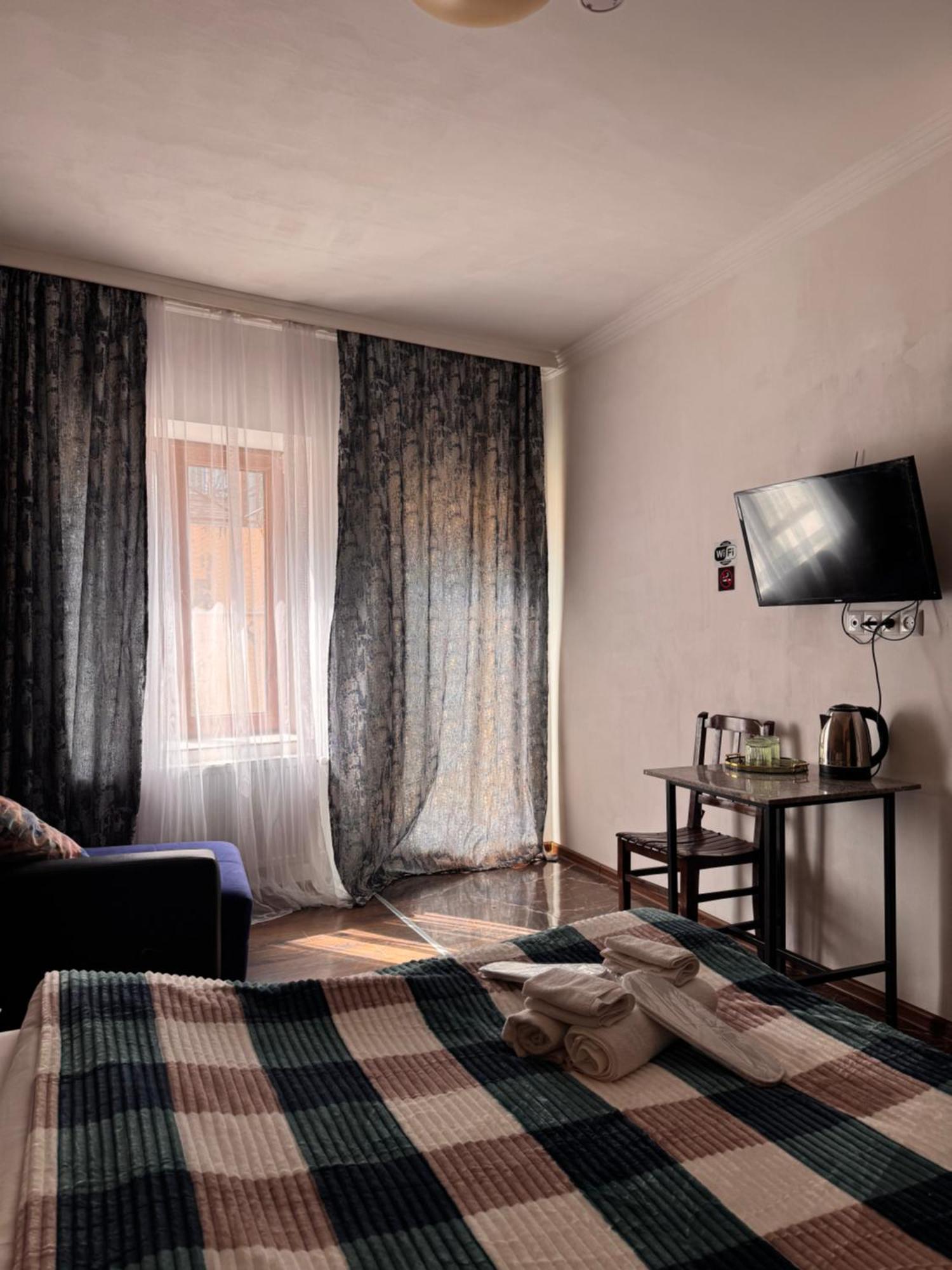 Two Lions Hotel Тбилиси Экстерьер фото