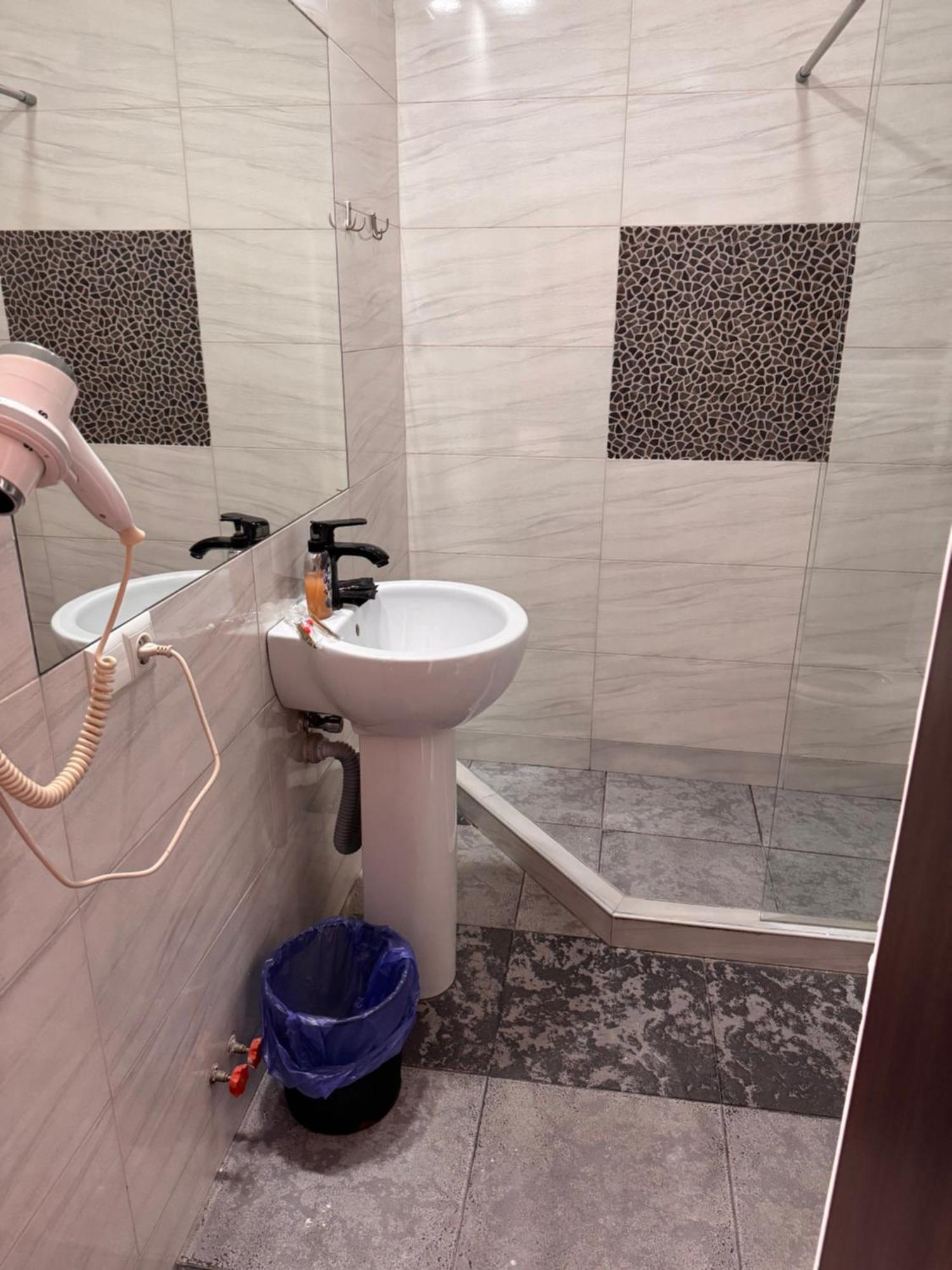 Two Lions Hotel Тбилиси Экстерьер фото